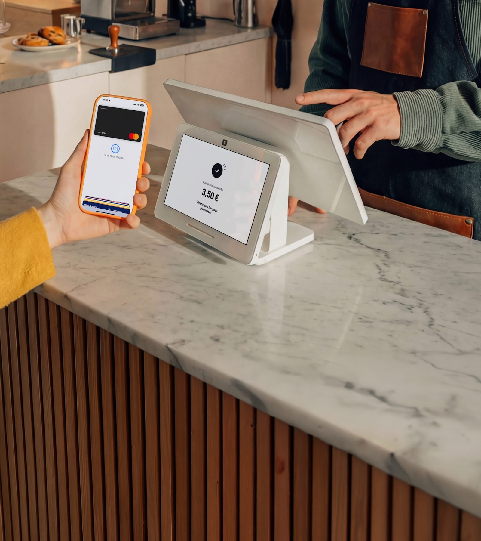 SumUp Cassa sul bancone di un bar, con il display per il cliente
